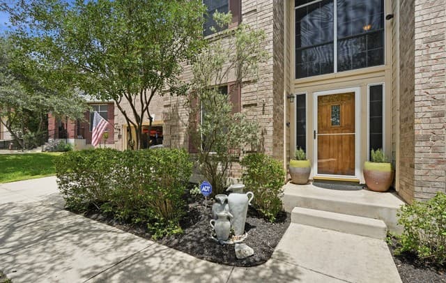 3-bedroom rental at 414 Salado Mist in San Antonio, TX — photo 4