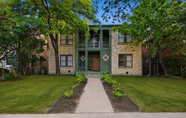 rental at 309 E Lullwood Ave in San Antonio, TX — photo 1
