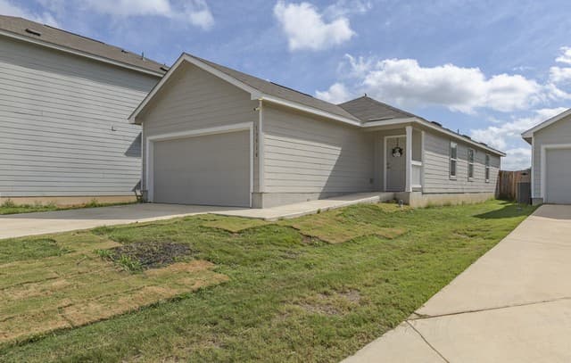 3-bedroom rental at 13510 Verplank Bnd in San Antonio, TX — photo 2