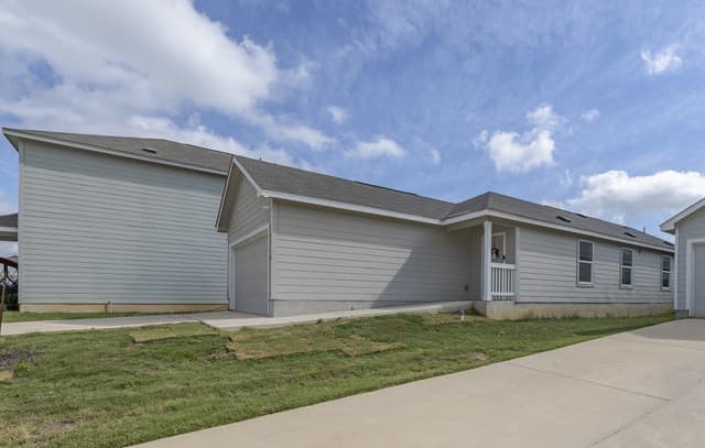 3-bedroom rental at 13510 Verplank Bnd in San Antonio, TX — photo 3
