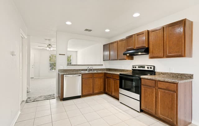 4-bedroom rental at 2338 Camberly Vw in Converse, TX — photo 4