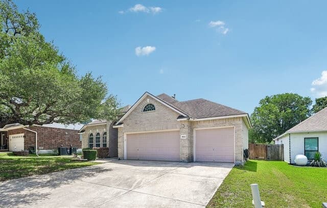 4-bedroom rental at 24806 Cloudy Crk in San Antonio, TX — photo 3