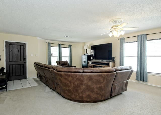 4-bedroom rental at 6718 Haven Meadow in Converse, TX — photo 4