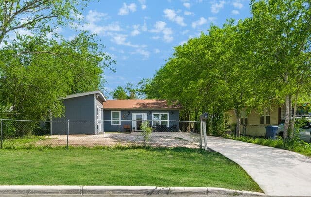 4-bedroom rental at 512 Stratford Ct in San Antonio, TX — photo 1