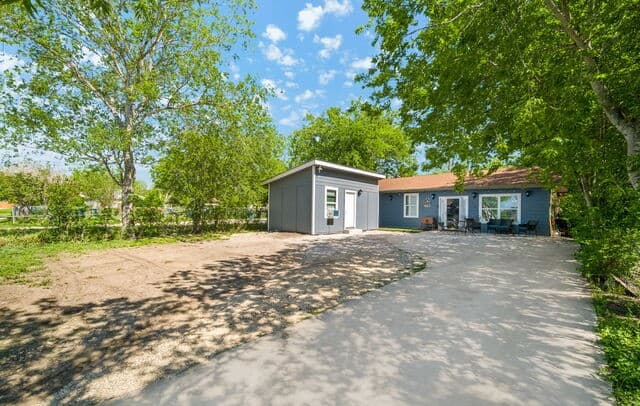 4-bedroom rental at 512 Stratford Ct in San Antonio, TX — photo 2