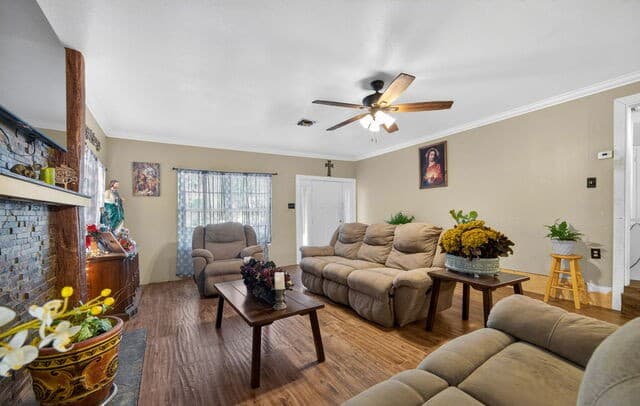 4-bedroom rental at 512 Stratford Ct in San Antonio, TX — photo 4