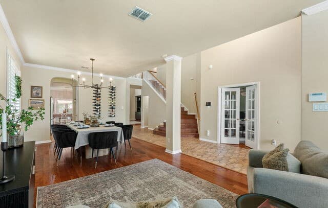 6-bedroom rental at 410 Midway Crst in San Antonio, TX — photo 2
