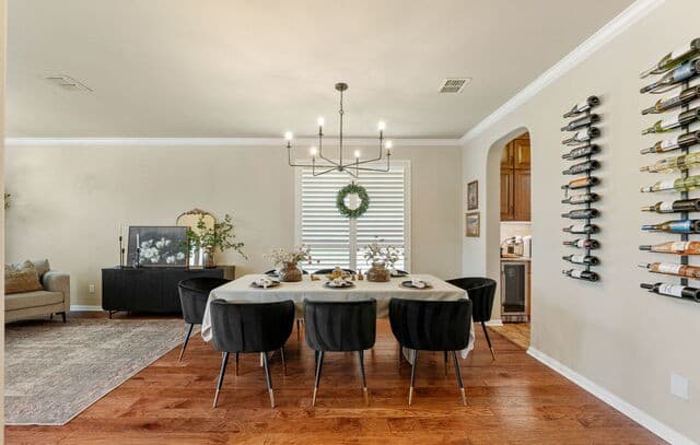 6-bedroom rental at 410 Midway Crst in San Antonio, TX — photo 5