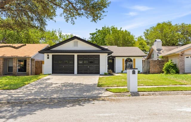 3-bedroom rental at 110 Crystal Cyn in Universal City, TX — photo 1