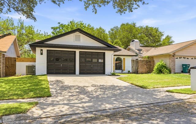 3-bedroom rental at 110 Crystal Cyn in Universal City, TX — photo 2