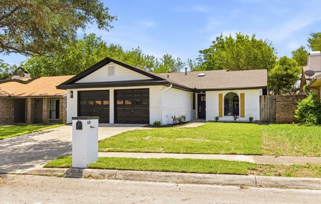3-bedroom rental at 110 Crystal Cyn in Universal City, TX — photo 3