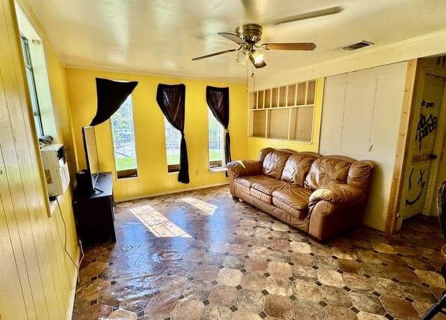 3-bedroom rental at 216 N San Gabriel Ave in San Antonio, TX — photo 2
