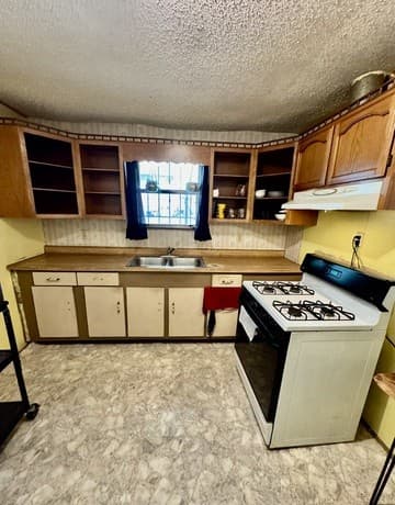 3-bedroom rental at 216 N San Gabriel Ave in San Antonio, TX — photo 3
