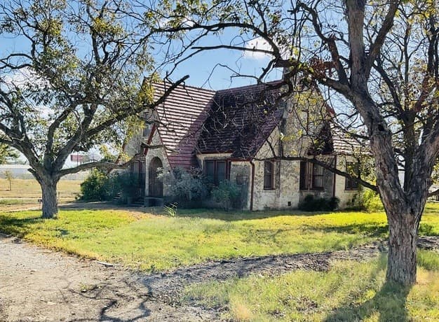 4-bedroom rental at 2940 Castroville in San Antonio, TX — photo 1