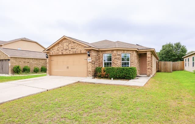 4-bedroom rental at 6030 Pleasant Lk in San Antonio, TX — photo 2