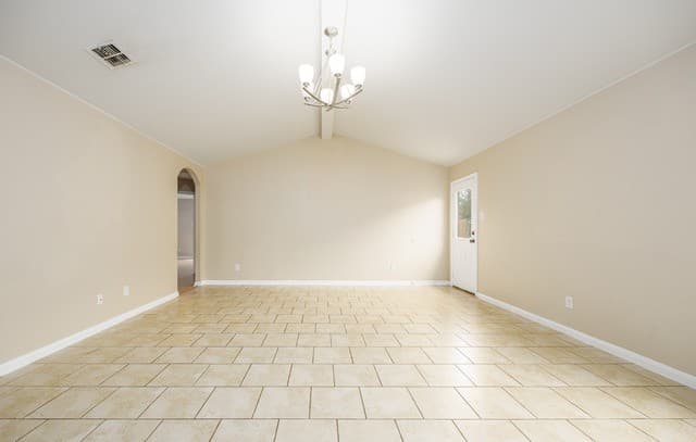 4-bedroom rental at 6030 Pleasant Lk in San Antonio, TX — photo 4