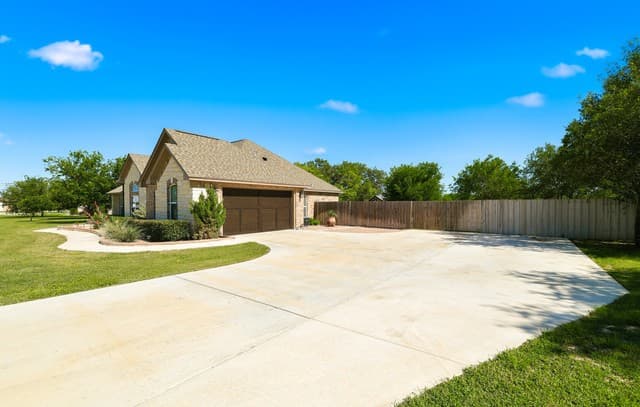 3-bedroom rental at 529 Double Gate in Castroville, TX — photo 4