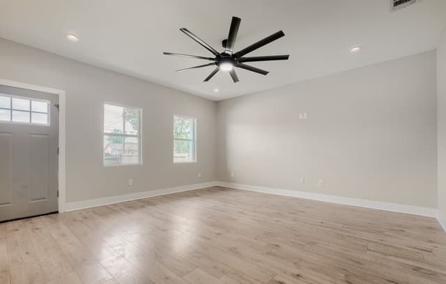3-bedroom rental at 722 Grosvenor in San Antonio, TX — photo 5