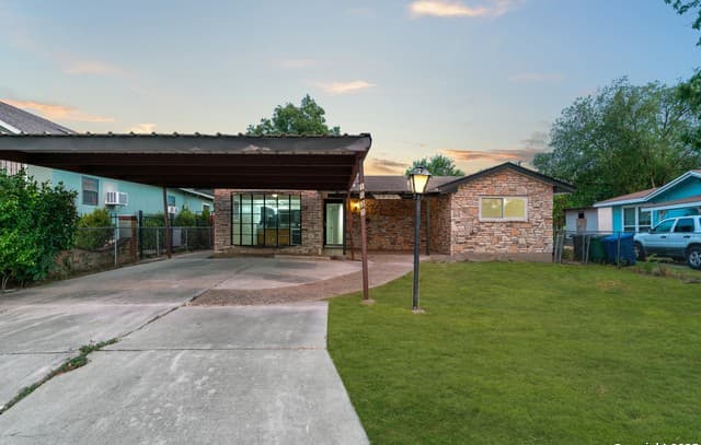 3-bedroom rental at 1638 W Ashby Pl in San Antonio, TX — photo 1