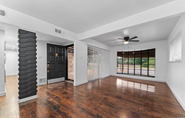 3-bedroom rental at 1638 W Ashby Pl in San Antonio, TX — photo 3