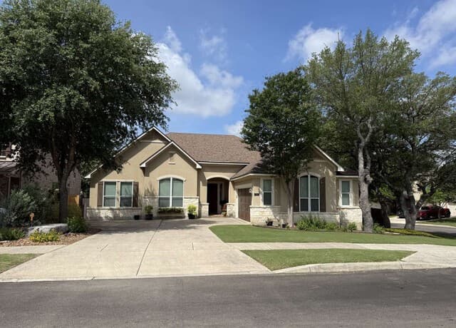 4-bedroom rental at 100 Rattlesnake Blf in Boerne, TX — photo 2