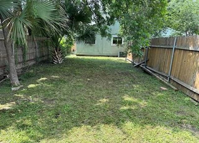 3-bedroom rental at 325 E French Pl in San Antonio, TX — photo 2