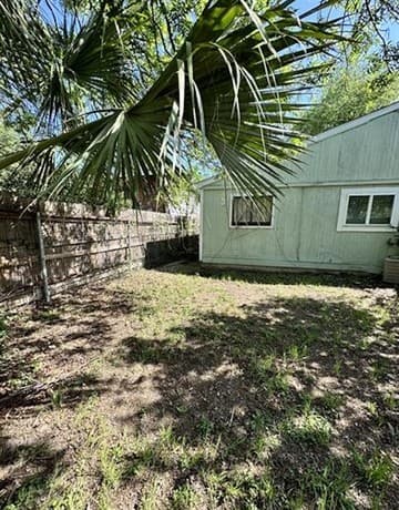 3-bedroom rental at 325 E French Pl in San Antonio, TX — photo 3