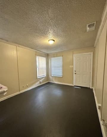 3-bedroom rental at 325 E French Pl in San Antonio, TX — photo 4