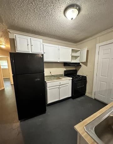 3-bedroom rental at 325 E French Pl in San Antonio, TX — photo 5
