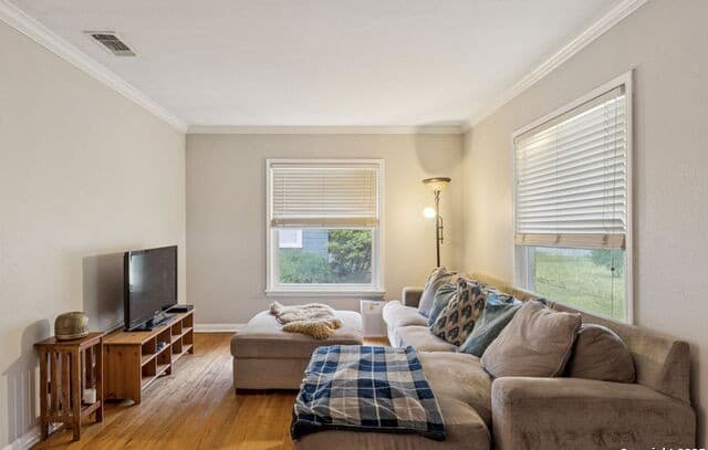 3-bedroom rental at 352 Larchmont Dr in San Antonio, TX — photo 5