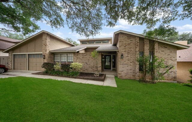 4-bedroom rental at 8926 Shady Leaf in San Antonio, TX — photo 2
