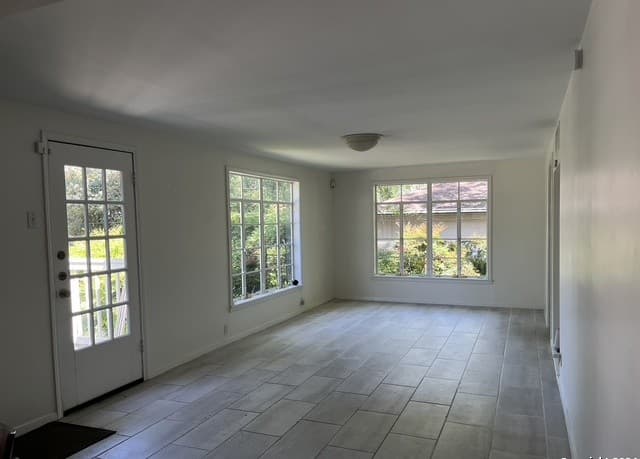 2-bedroom rental at 137 Schreiner Pl in San Antonio, TX — photo 4