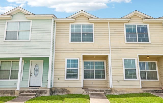 2-bedroom rental at 111 Autumn Pass in San Antonio, TX — photo 1