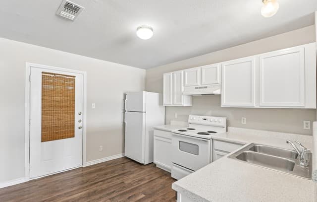 2-bedroom rental at 111 Autumn Pass in San Antonio, TX — photo 5