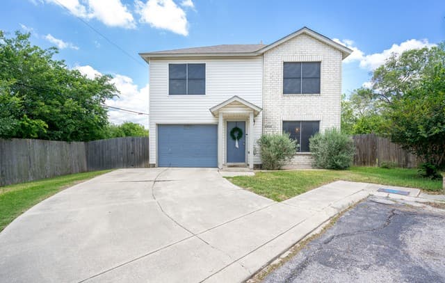 3-bedroom rental at 8903 Kenton Briar in San Antonio, TX — photo 1