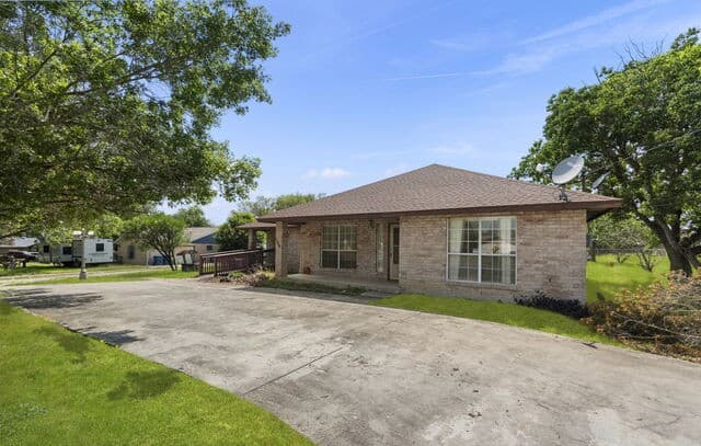 3-bedroom rental at 1969 Fm 1516 S in China Grove, TX — photo 3