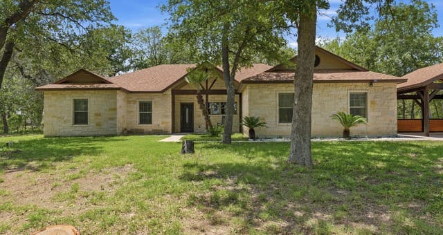 4-bedroom rental at 105 Wild Stallion in La Vernia, TX — photo 2