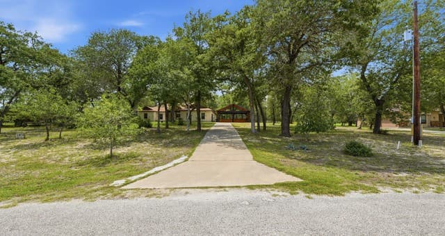 4-bedroom rental at 105 Wild Stallion in La Vernia, TX — photo 4