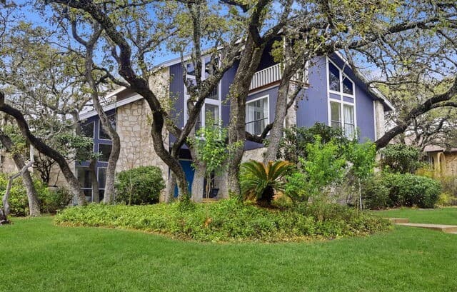 4-bedroom rental at 1739 Royal Crescent in San Antonio, TX — photo 2