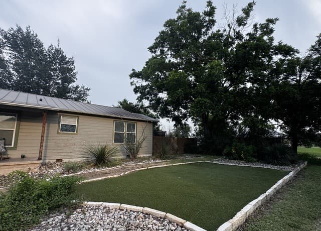2-bedroom rental at 401 S Jamison Dr in Devine, TX — photo 2