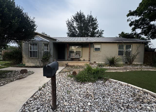 2-bedroom rental at 401 S Jamison Dr in Devine, TX — photo 3