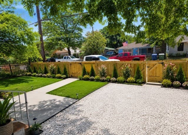 3-bedroom rental at 2115 S Navidad St in San Antonio, TX — photo 2