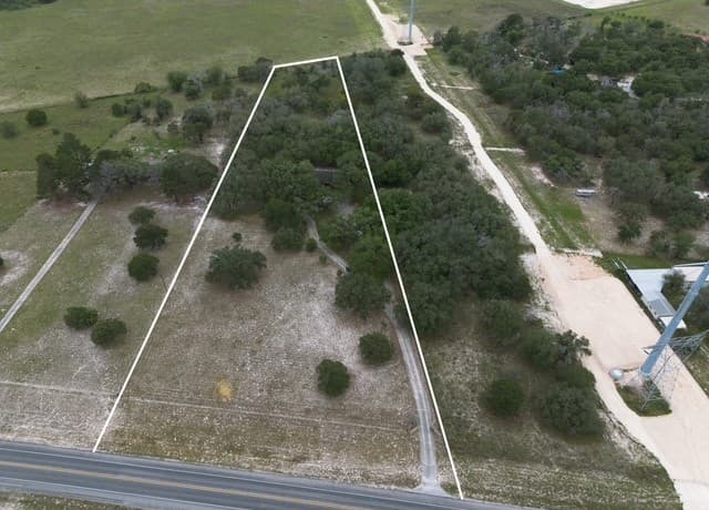 3-bedroom rental at 13665 Fm 775 in Floresville, TX — photo 2