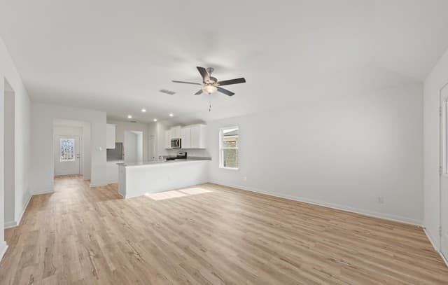 3-bedroom rental at 15219 Telfaire Meadow in Von Ormy, TX — photo 5