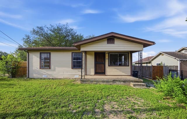 3-bedroom rental at 1820 E Highland in San Antonio, TX — photo 1
