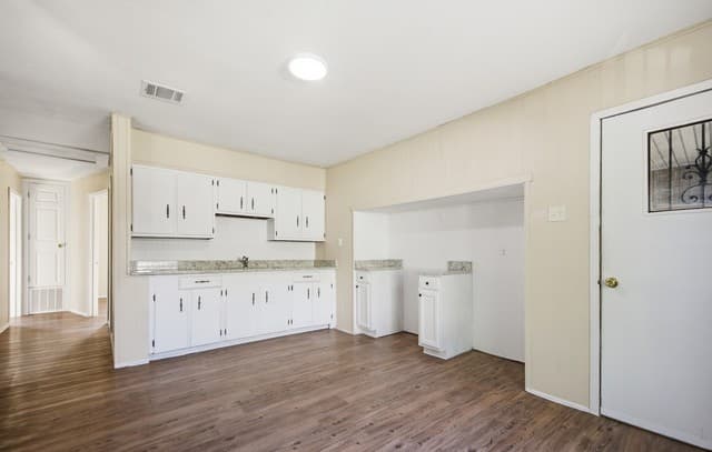 3-bedroom rental at 1820 E Highland in San Antonio, TX — photo 3