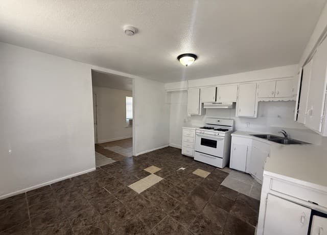2-bedroom rental at 105 Morrill Ave Unit B in San Antonio, TX — photo 2