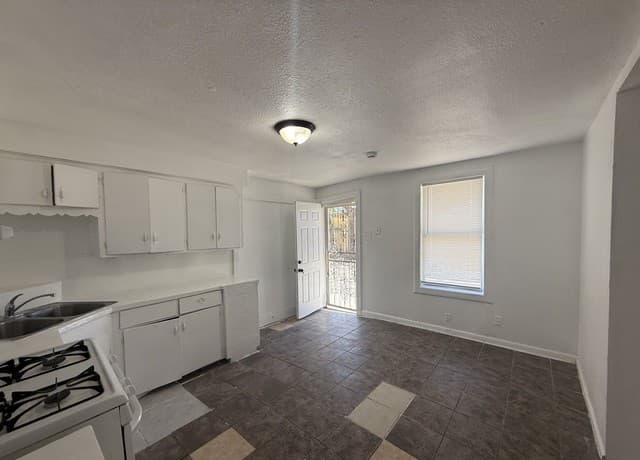 2-bedroom rental at 105 Morrill Ave Unit B in San Antonio, TX — photo 3
