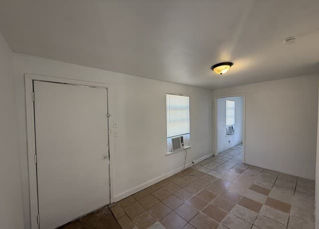 2-bedroom rental at 105 Morrill Ave Unit B in San Antonio, TX — photo 4