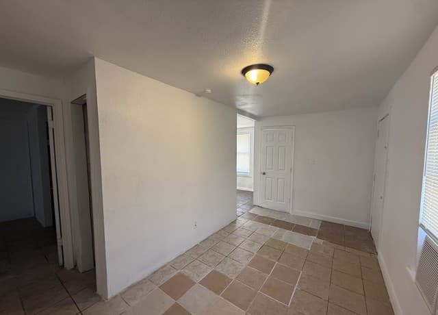 2-bedroom rental at 105 Morrill Ave Unit B in San Antonio, TX — photo 5